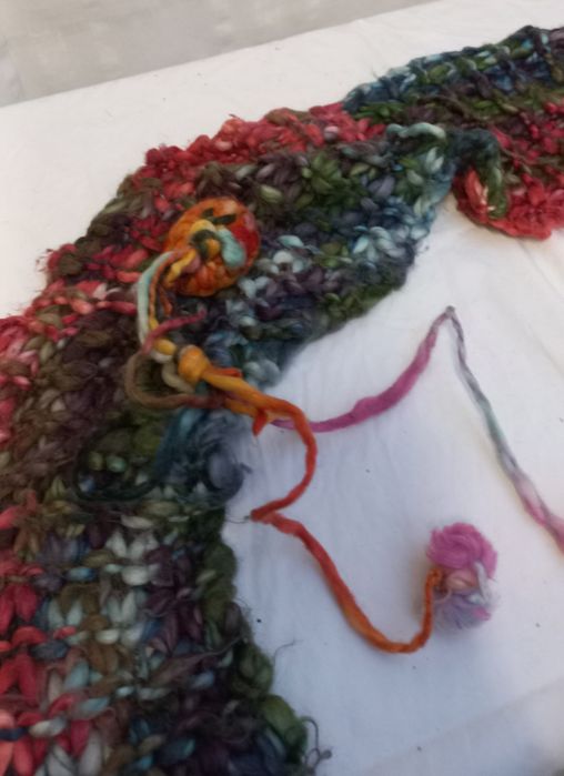 Cachecol unisexo malha colorida é pompons