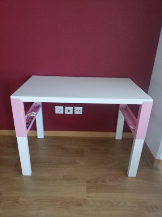 Secretaria branca e rosa