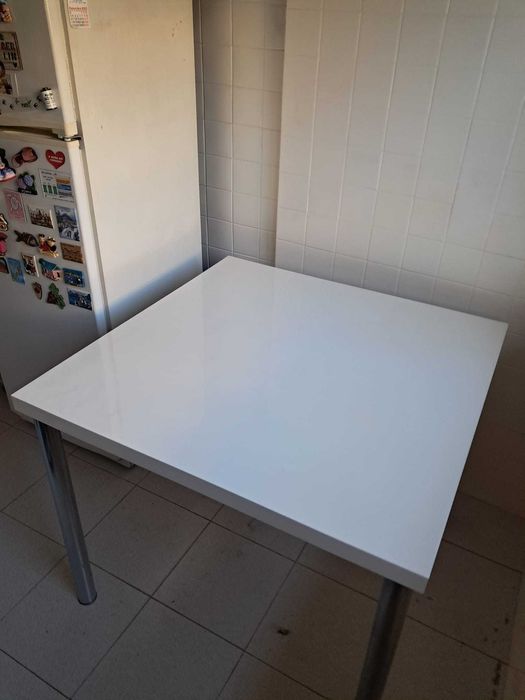 Vendo mesa quadrada em muito bom estado