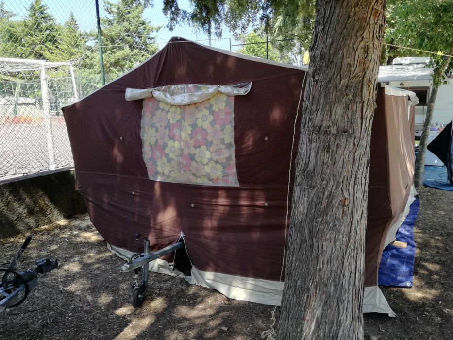 Auto-tenda com cozinha