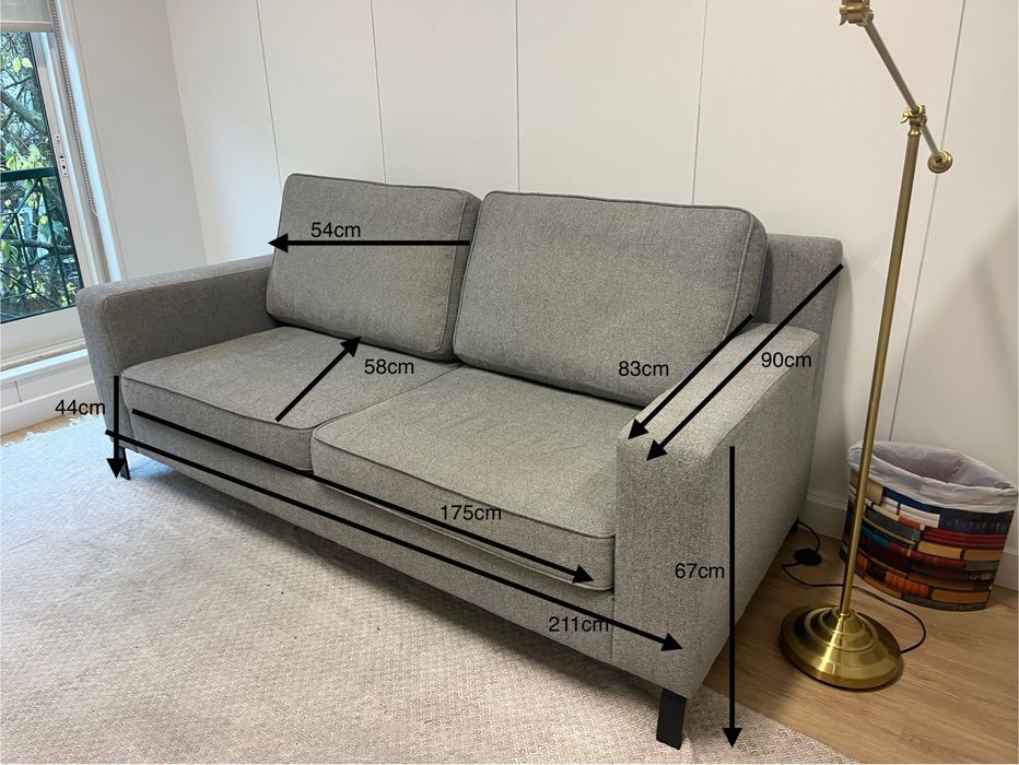 Sofá cinza-claro 4 lugares