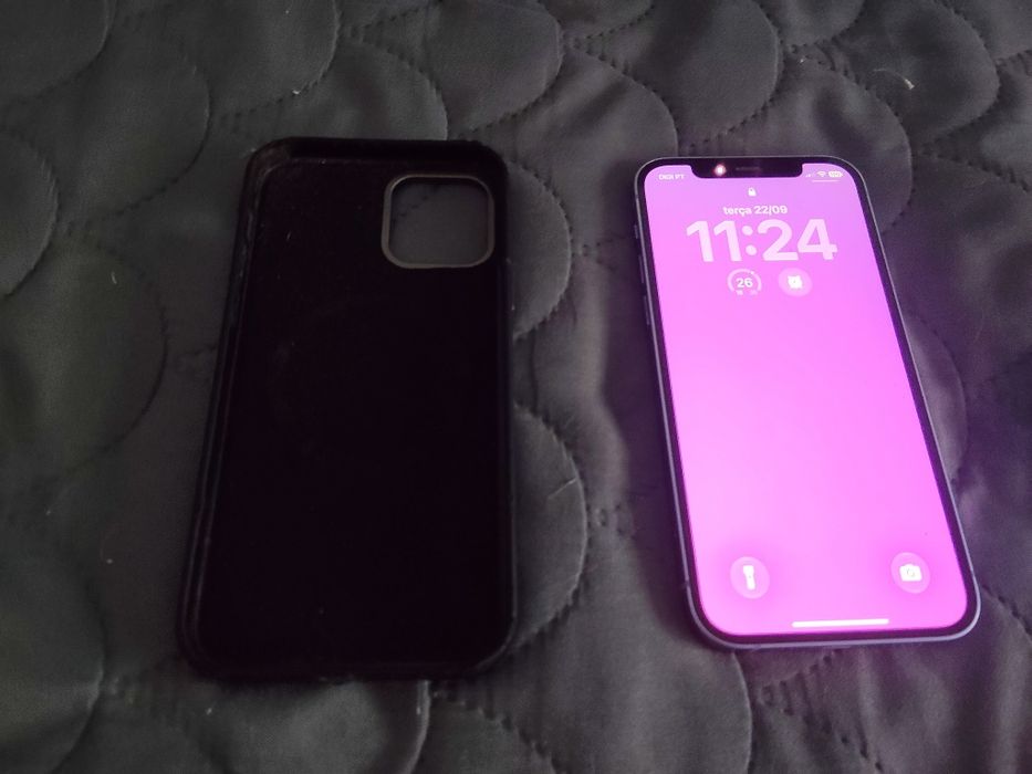 Vendo iPhone 12 roxo de 128gb com carregador e cabo