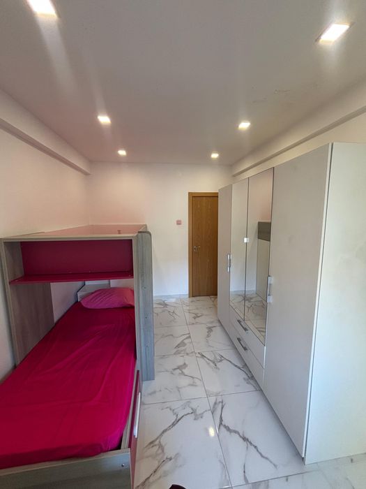 Quarto com Varanda — Reboleira, 5 min a pé da Estação