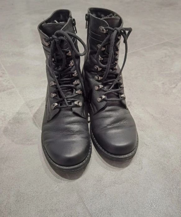 Czarne ocieplane trapery