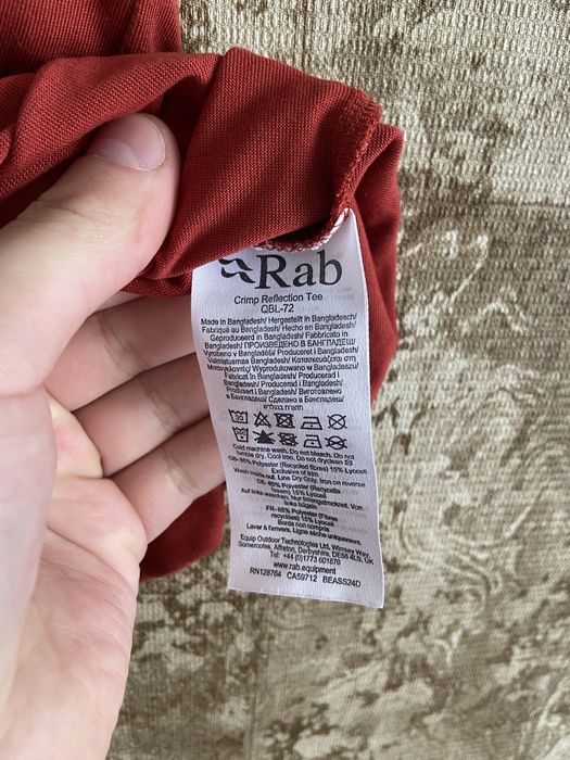 футболка від бренду Rab