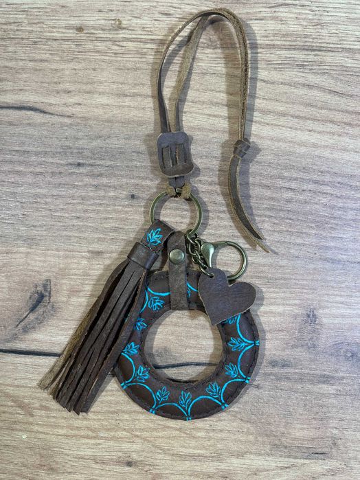 Skórzana zawieszka do torebki amulet, brelok do kluczy ręcznie robiony