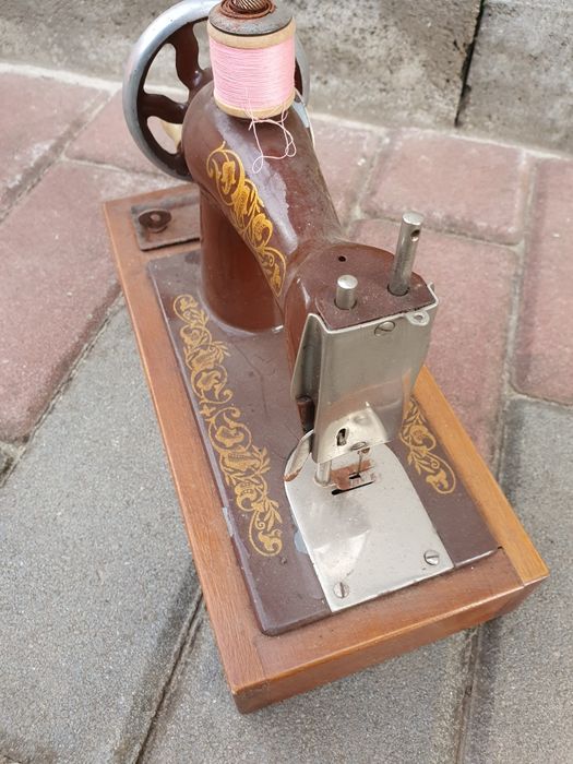 Детскую швейную машину