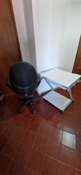 Cadeira e escrivaninha