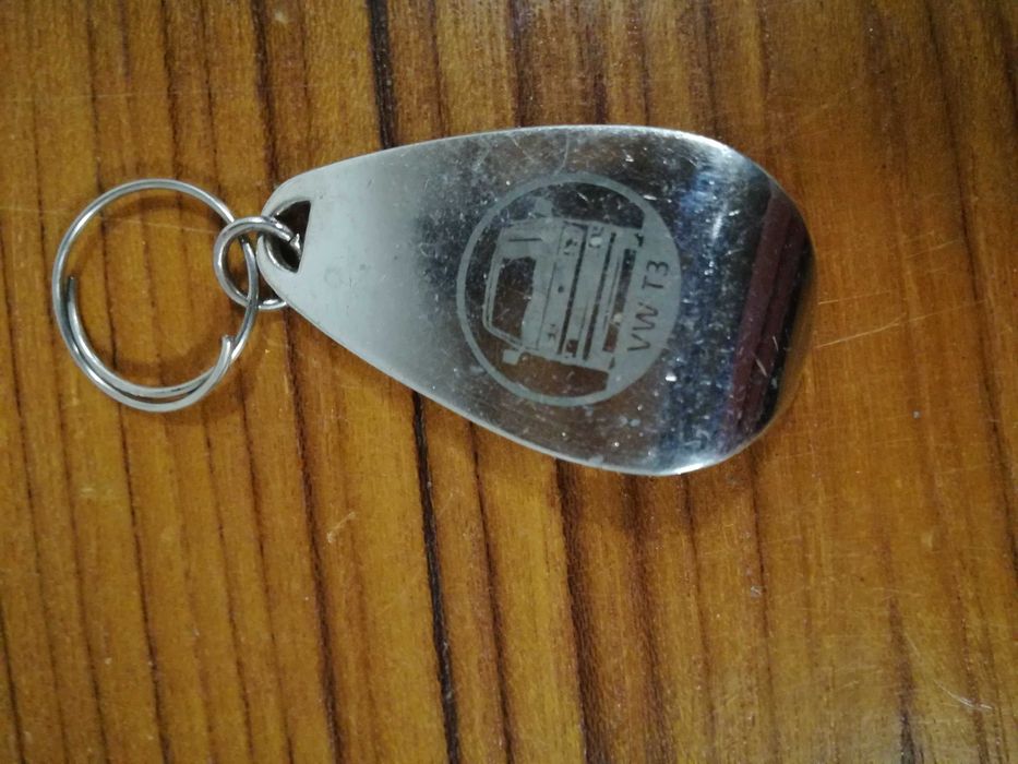 Metalowy brelok - otwieracz do butelek z grawerem VWT3