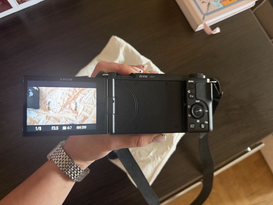 Продається камера Sony ZV-E10 з китовим об’єктивом Sony 16–50 mm.