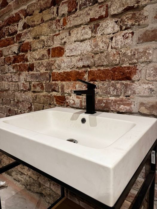 Умивальник з краном