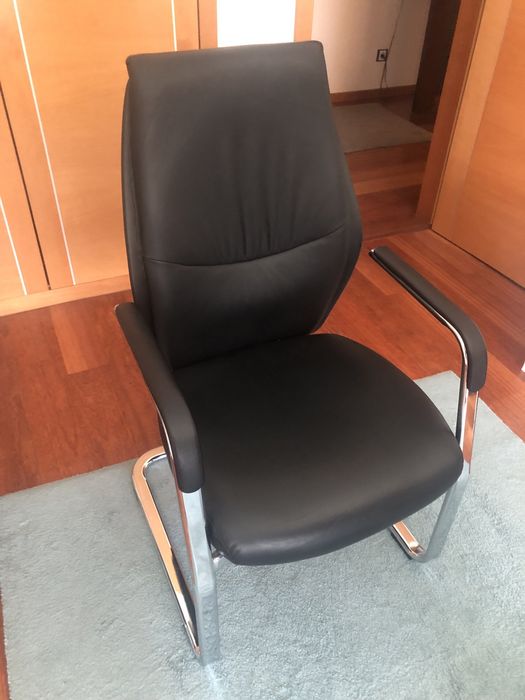 Cadeira preta em pele