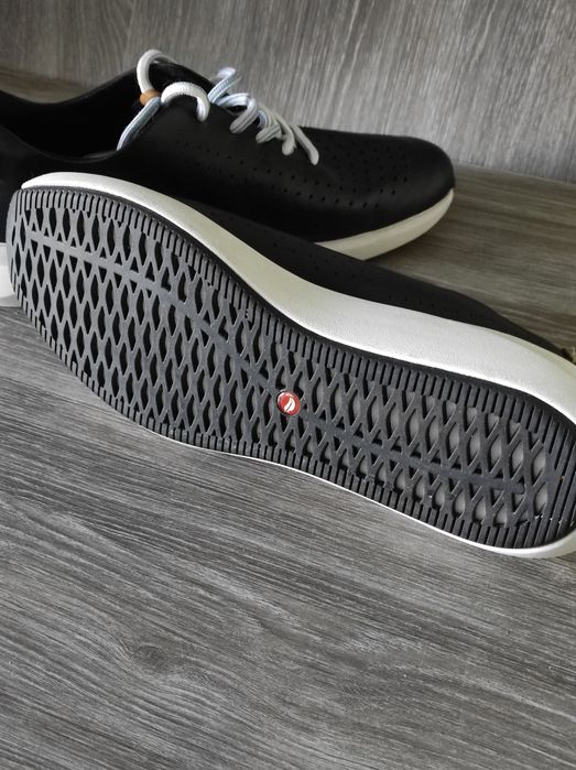 Кожаные кроссовки clarks