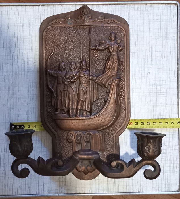 Настенный подсвечник изображают основателей Киева.