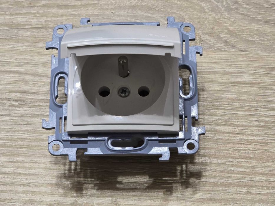 Kontakt Simon 10 Gniazdo pojedyn IP44 CGZ1BC.01/11