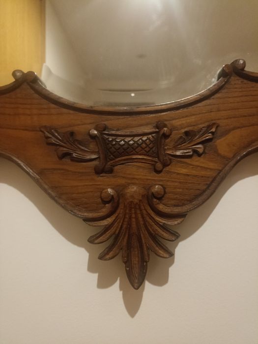 Espelho antigo, revestido em madeira