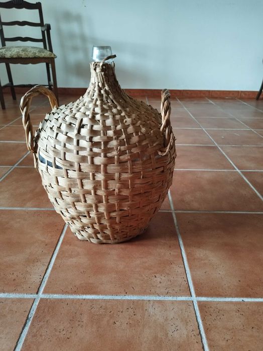 Garrafa de vinho antiga de vime