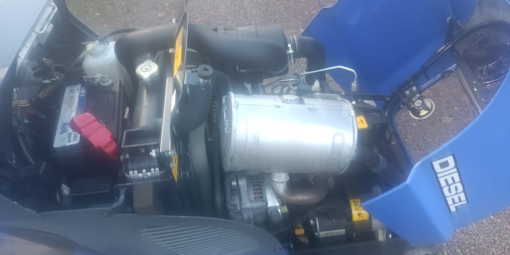 Kosiarka traktorek ogrodniczy iseki txg237 4x4 diesel podnośnik