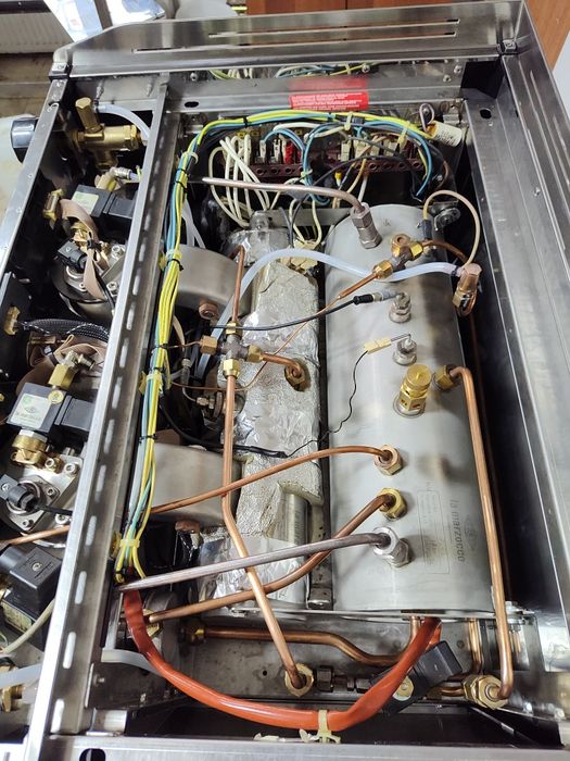 Професійна кавомашина La marzocco linea pb