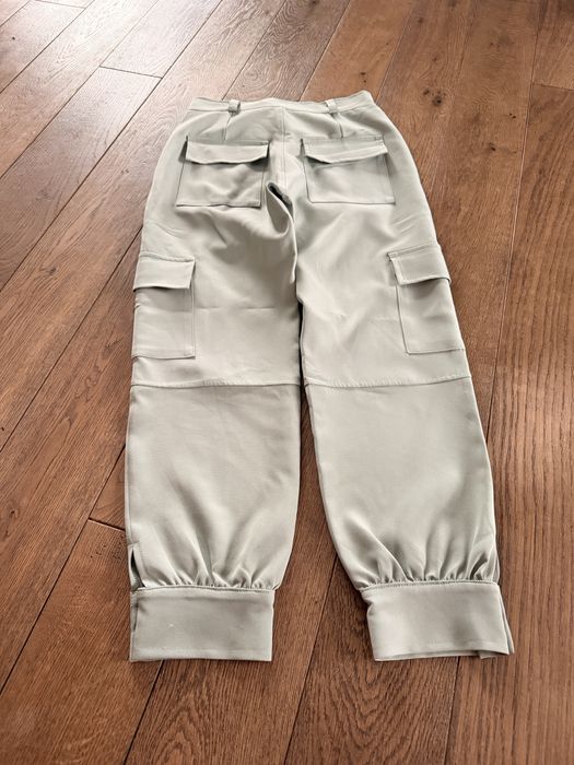 Stylowe spodnie cargo w kolorze pistacjowym