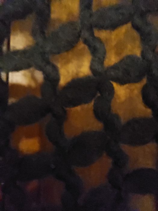 Écharpe preta de lã rendada
