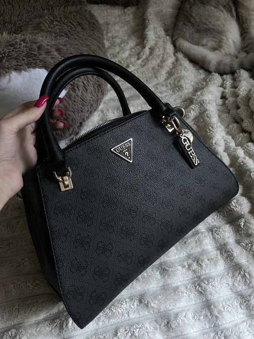 Дуже гарна та вмістка сумочка guess оригінал