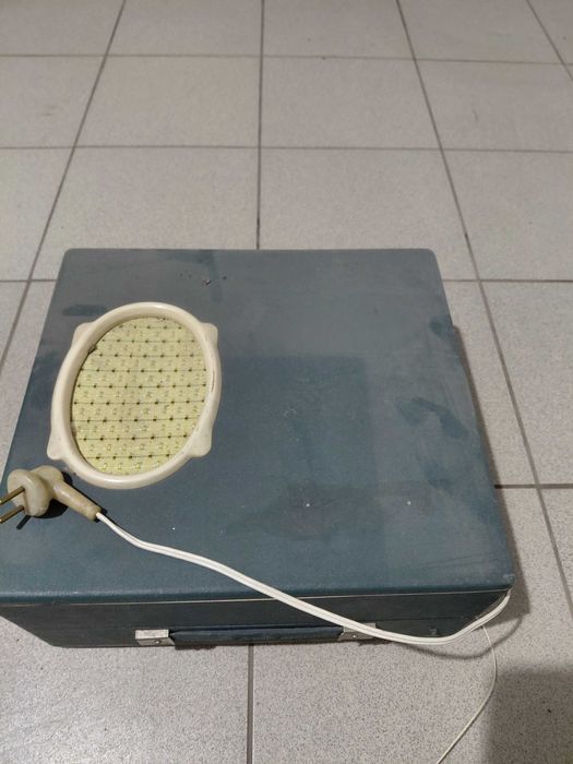 Sprzedam gramofon walizkowy PRL