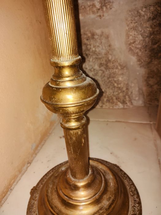 Vazeira em metal amarelo.