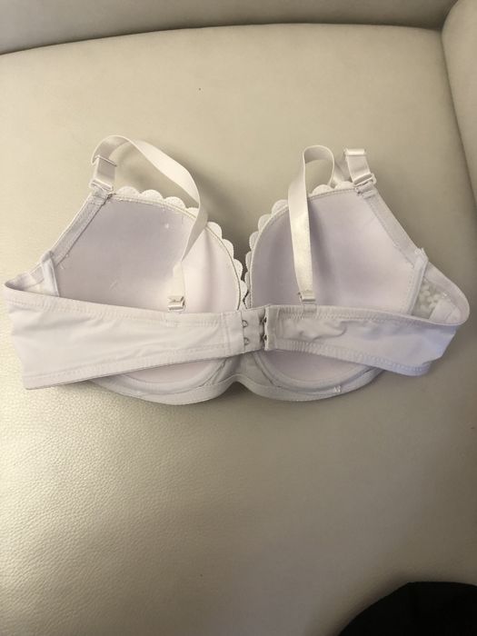 Жіночий ліфчик великого розміру D