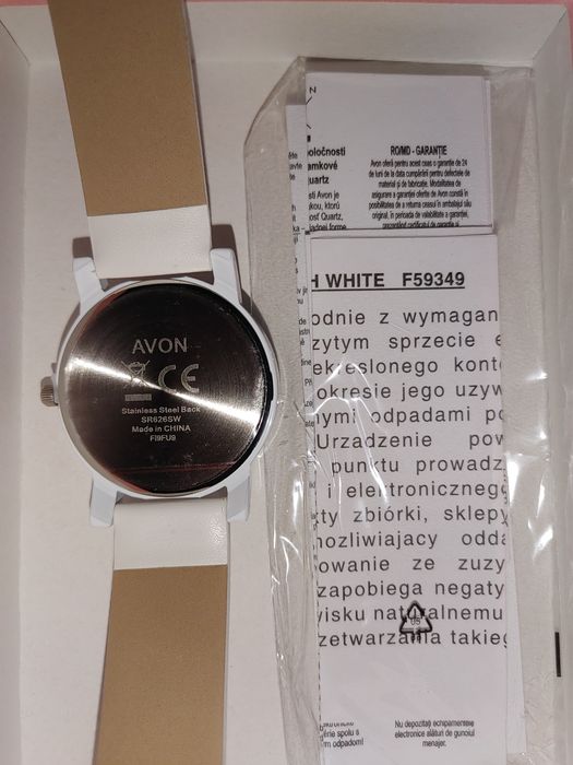 Годинник Avon білий.