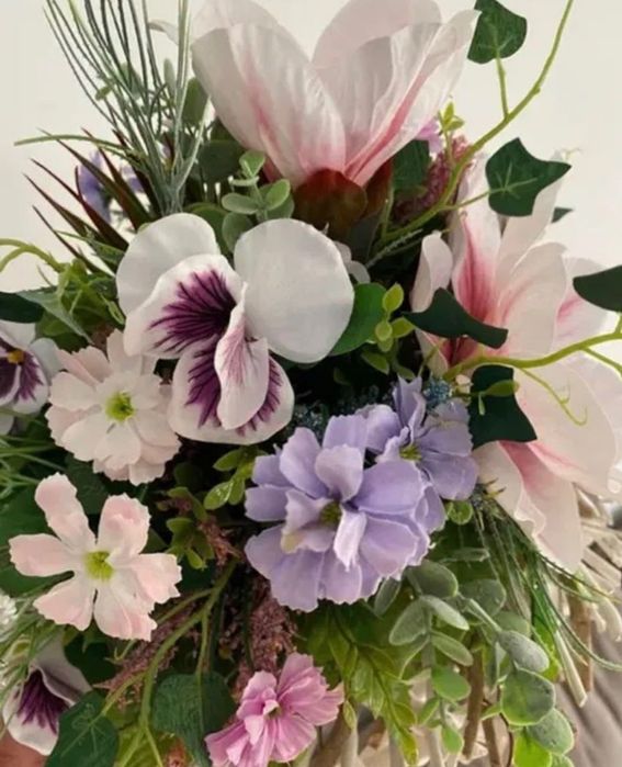 Sztuczny stroik kwiatów