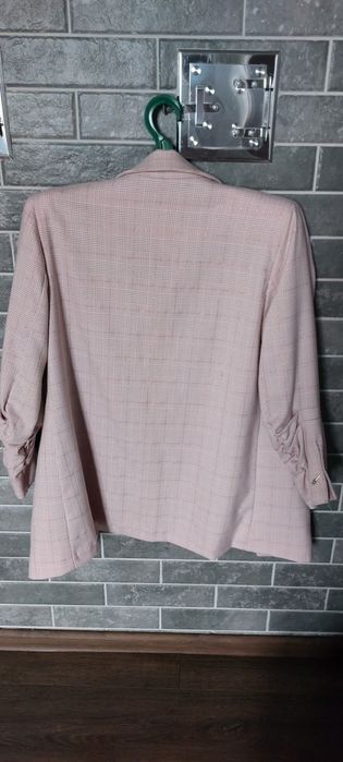 Піджак жіночий, рожевий в клітинку з люрексовою ниткою приємна тканина