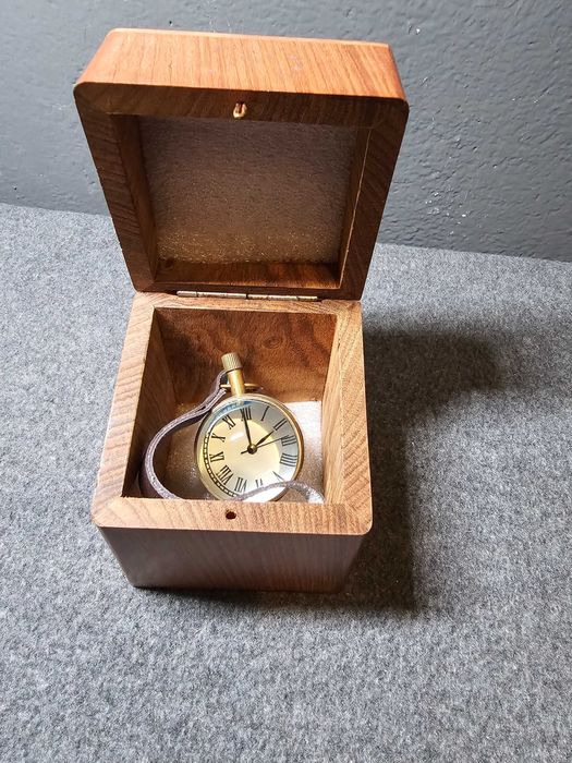 Zegar soczewkowy w drewnianym pudełku