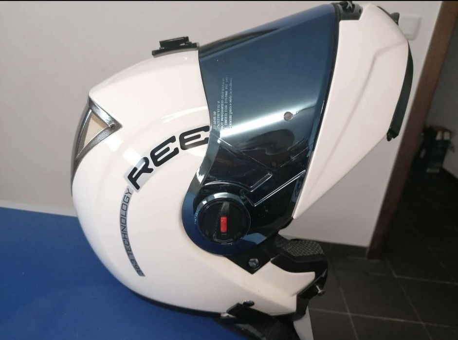 Capacete modular com espelho retrovisor