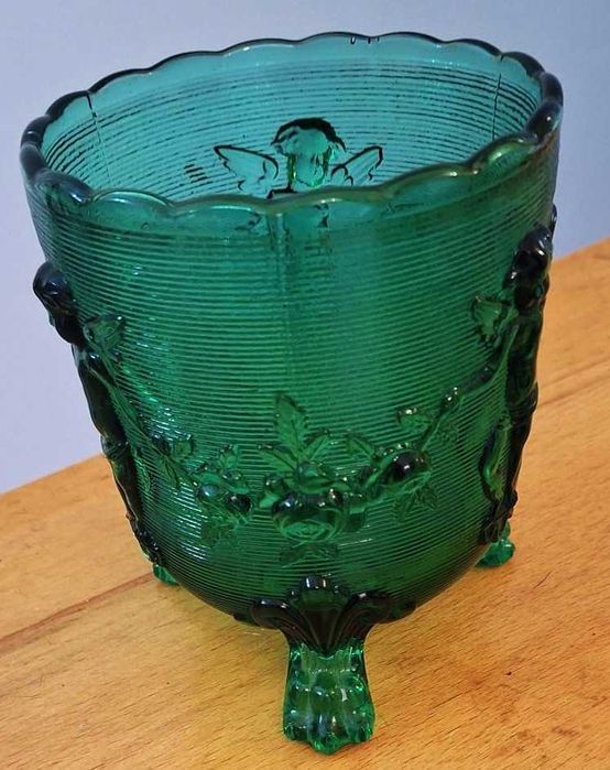 Pote em vidro verde com decoração de querubins