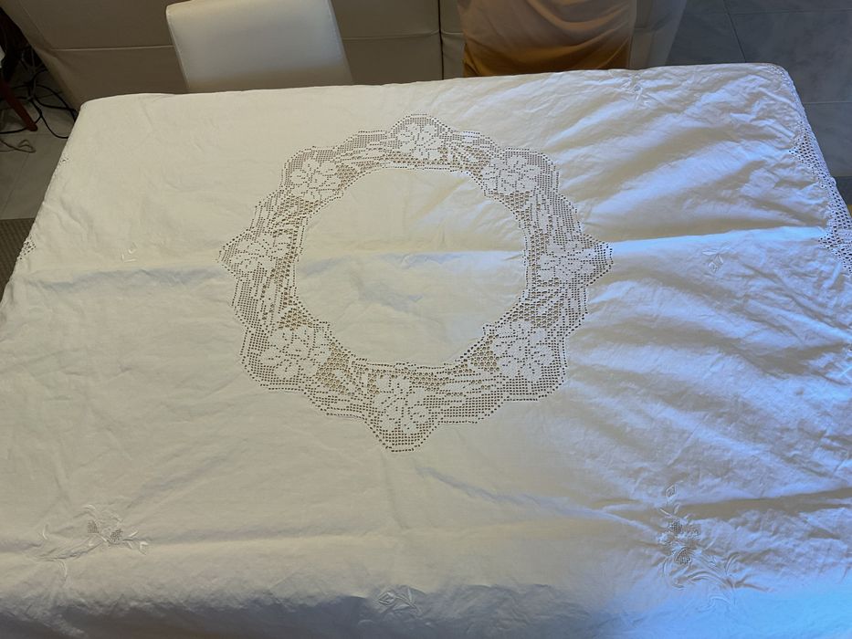 Toalha linho antiga bordada e cercadura em renda 150 x 160 cm aprox.