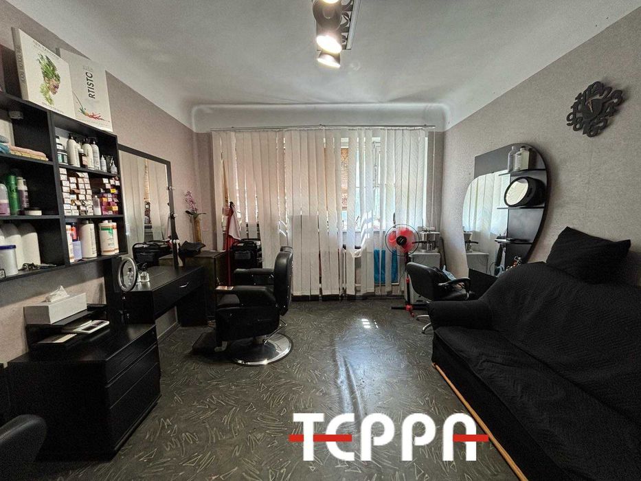 Продаж 2-кімнатної повнометражної квартири під салон краси