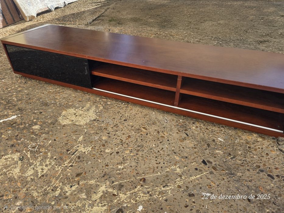 Móvel de sala com porta de vidro deslizante preta