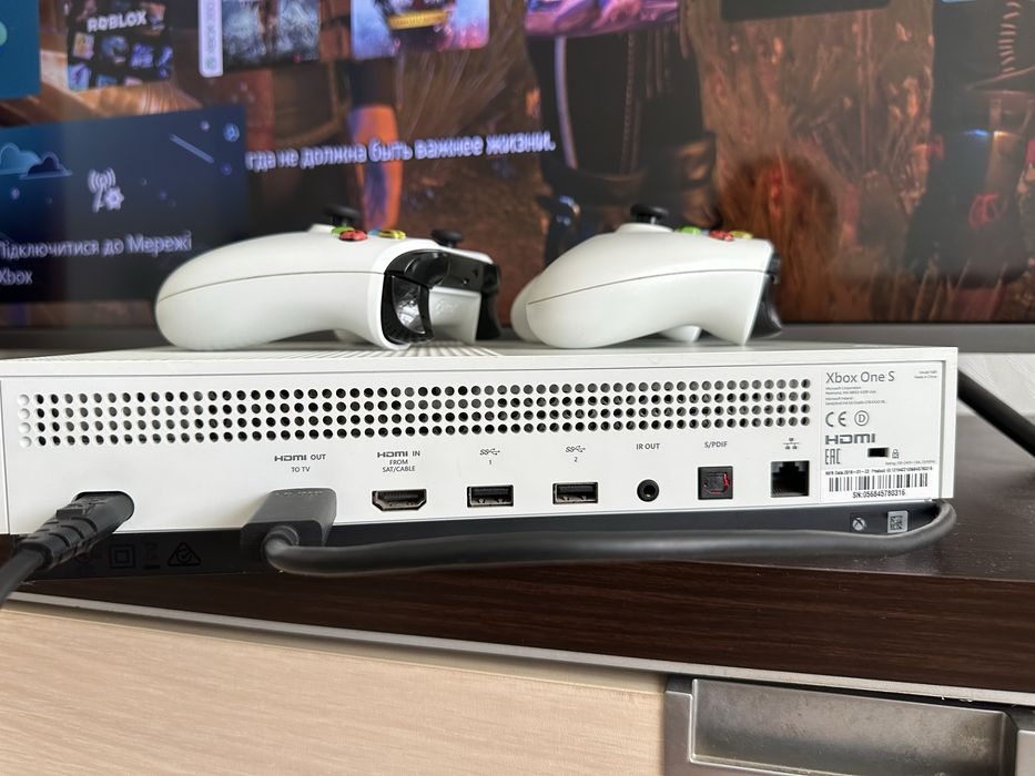 Ігрова приставка XBOX One S 1tb + 2 геймпади