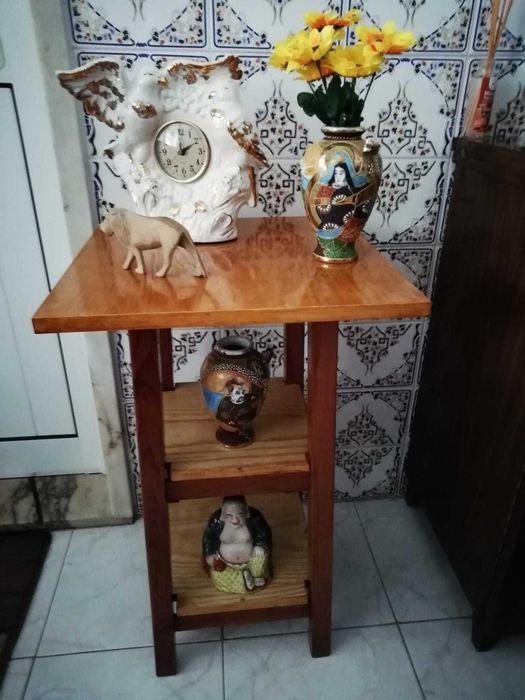 Mesa  Pequena Decorativa de Apoio Há Entrada Para Gel e Álcool