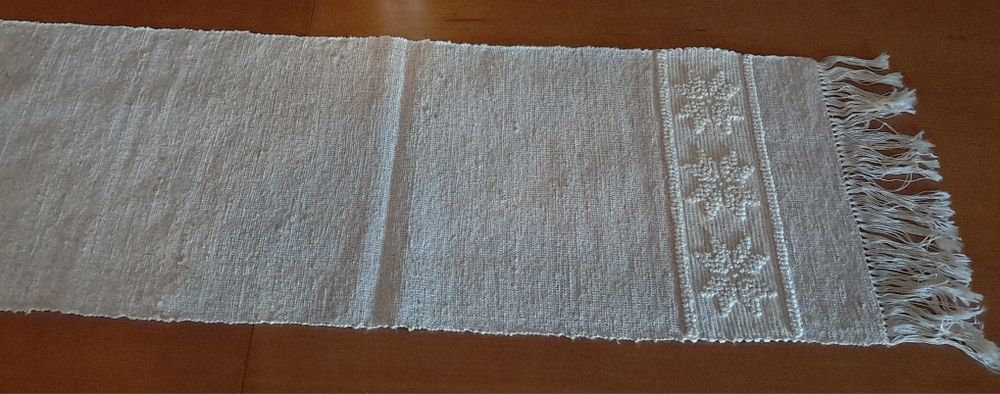Pano em linho bordado. Caminho de mesa.