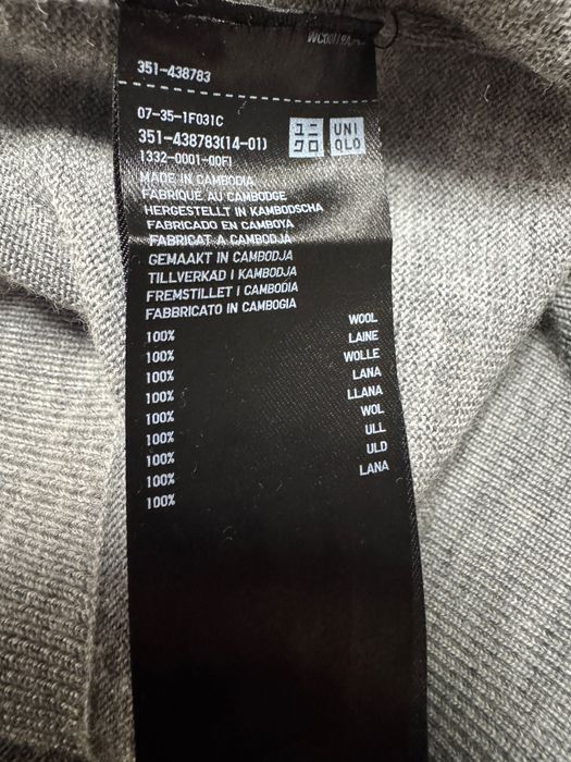 Тонкий шерстяной свитер Uniqlo.