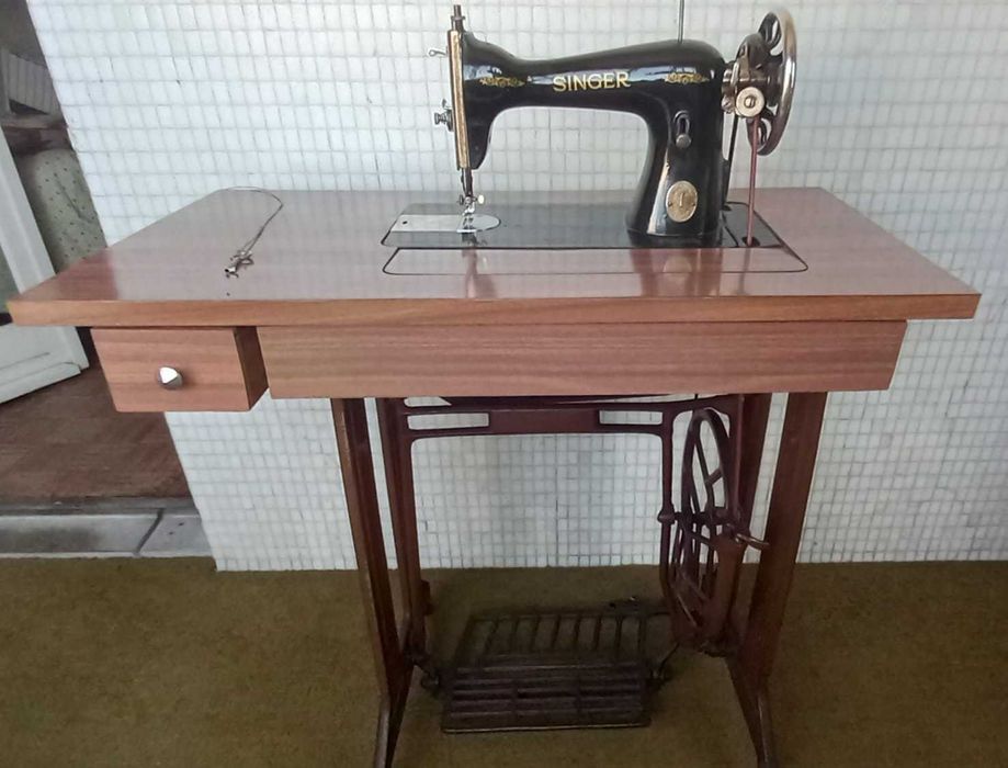 Máquina de Costura Singer com Móvel