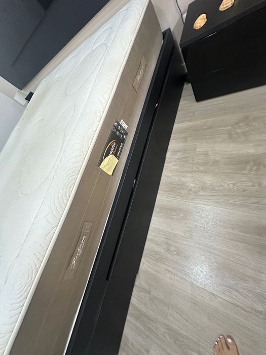 Cama e conjunto mobiliário
