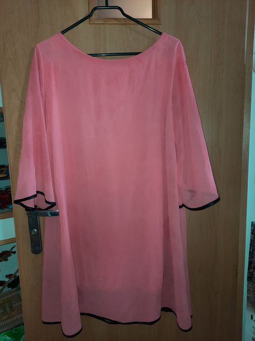 2. Malinowa sukienka