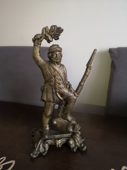 stara figurka myśliwego myśliwy