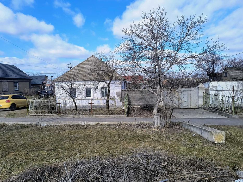 Земельна ділянка з будинком, літня кухня та госпспоруди .