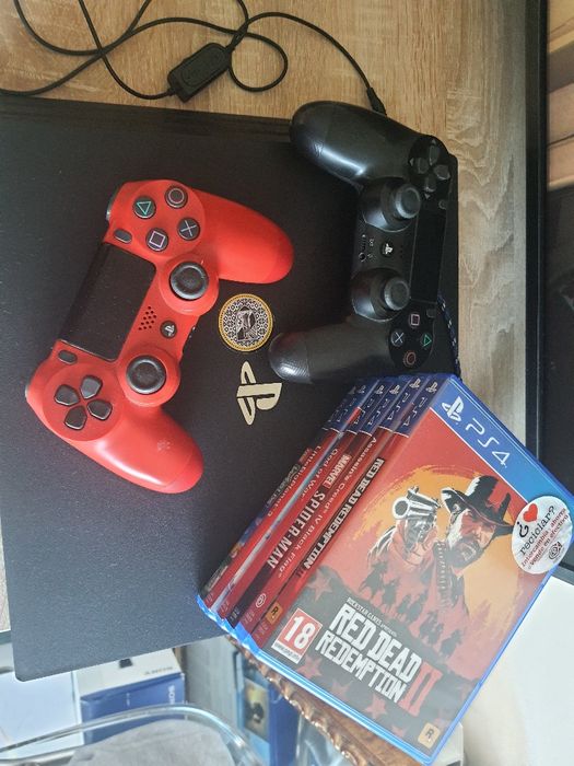 PS4 PRO 1TB+ 2 comandos+headfhones + 6 jogos