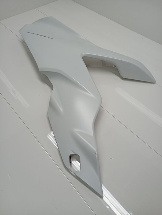 Lewy bok Ducati supersport 937