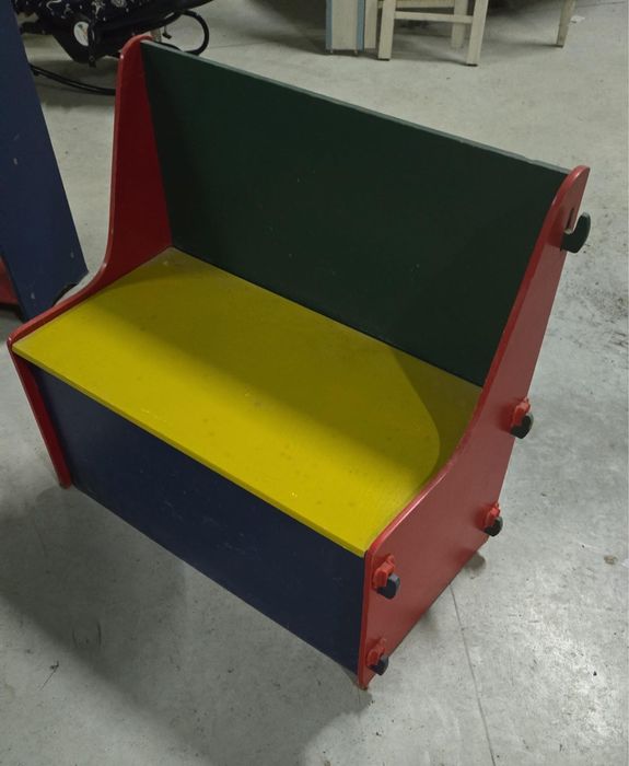 Mesa infantil + 3 bancos + móvel colorido de arrumação